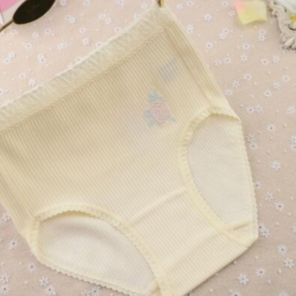 Light Yellow Pin Up panties. M/L size - Picture 1 of 4